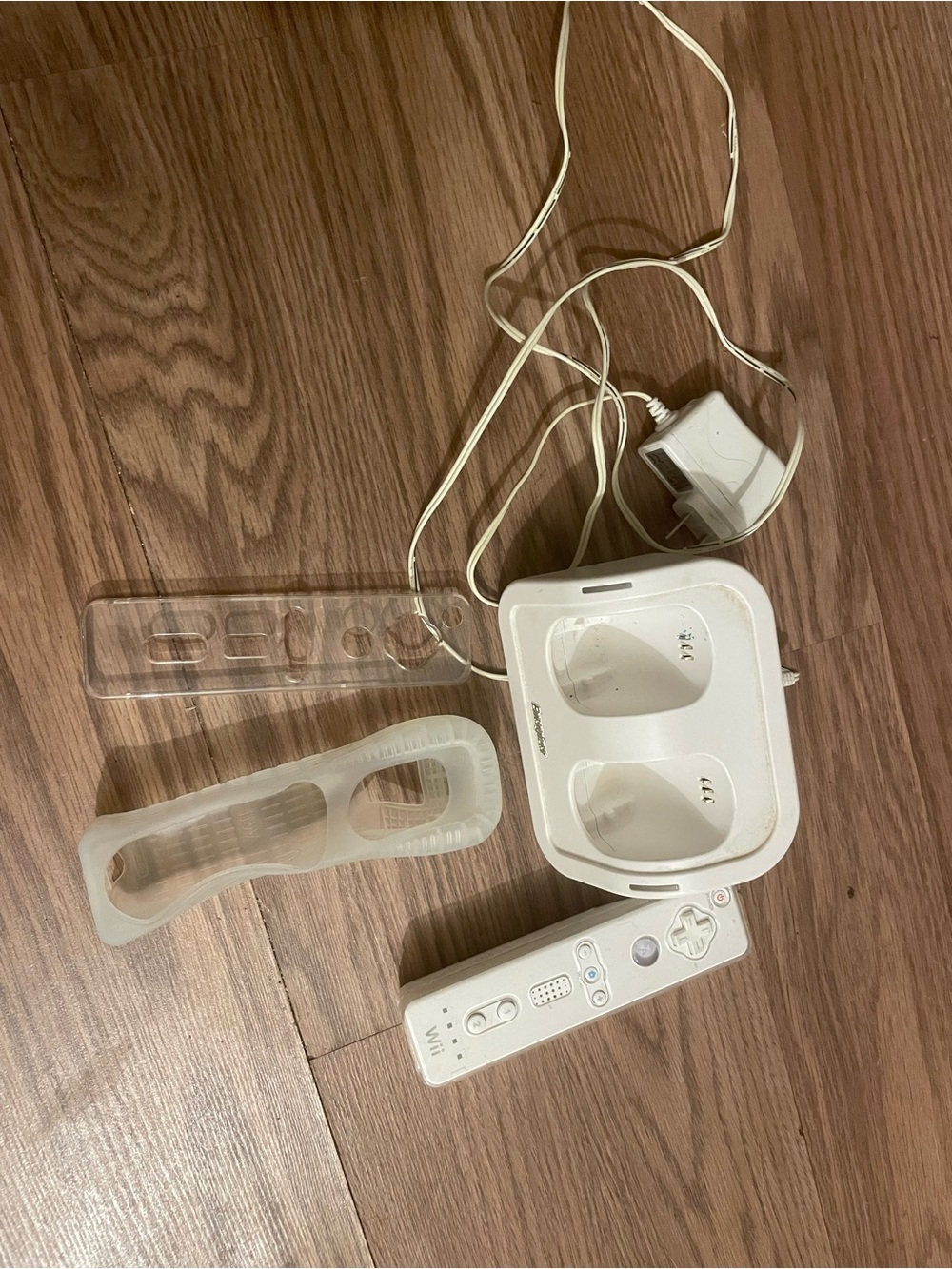 Nintendo White Wii Remote with Dual Charger Dock and Silicone Sleeve